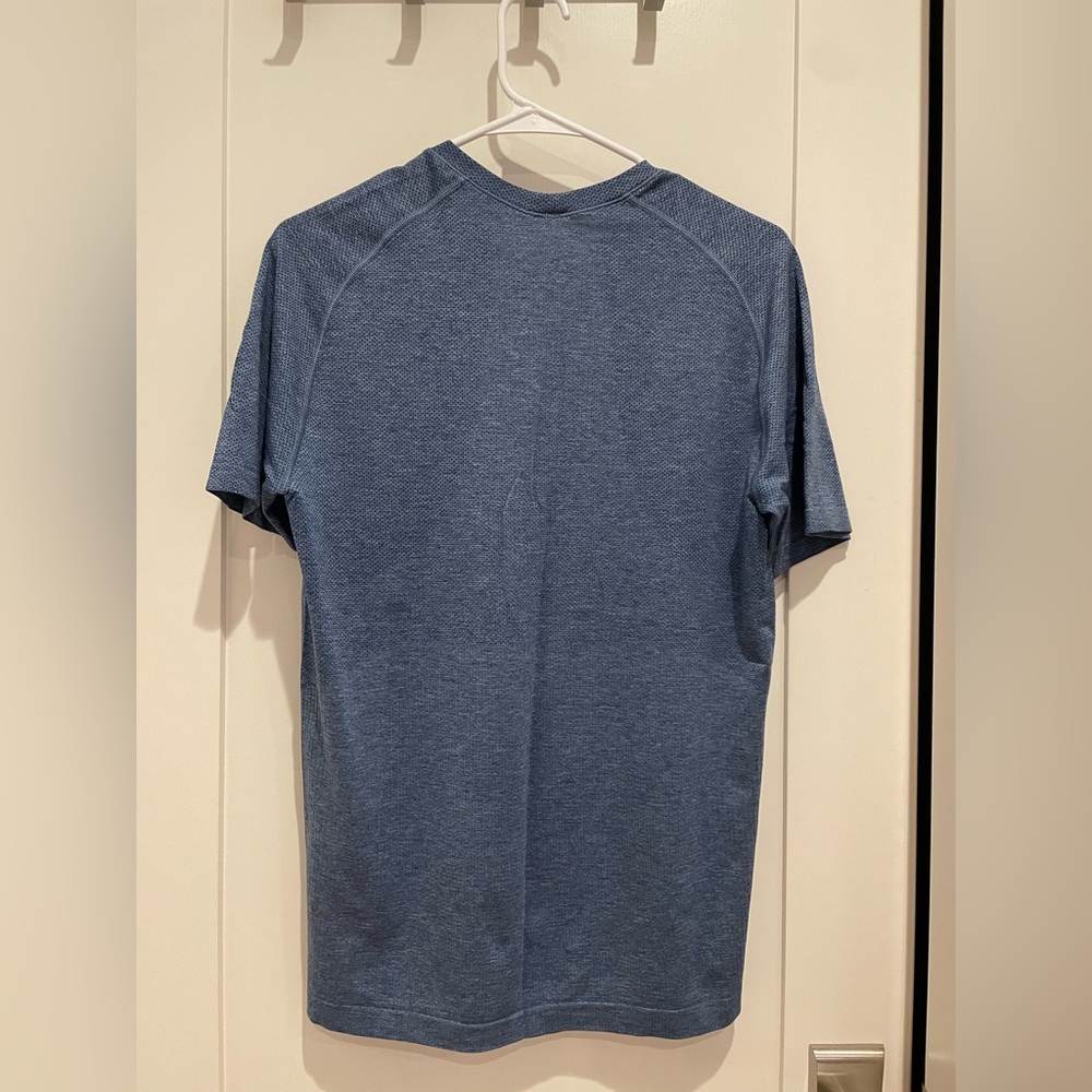 Men's Lululemon Blue Workout T-Shirt - Picture 4 of 5